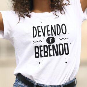 Camiseta devendo e bebendo