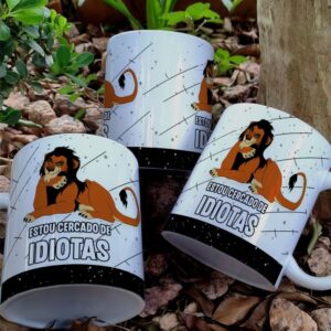 Caneca Estou cercado de idiotas